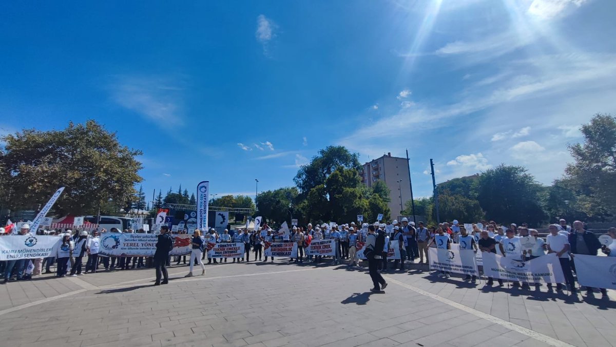 MuhTekBayindir's tweet photo. Kamu Mühendislerinden Ankara’da Güçlü Ses! 📢

Bugün, Mühendis Tek-Sen Konfederasyonu çatısı altında, Türkiye’nin dört bir yanından gelen kamu mühendisleri olarak Ankara Anıtpark’ta buluştuk. 🤝

Mesleğimizin itibarına, emeğimizin değerine ve geleceğimize sahip çıkmak; yıllardır çözüm bekleyen mali ve özlük haklarımızı bir kez daha güçlü bir şekilde dile getirmek için sahadaydık.

Ülkemizin dört bir yanında projelendiren, denetleyen, üreten, imza atan ve büyük bir mesleki sorumluluk üstlenen kamu mühendisleri olarak ayrıcalık değil; emeğimizin ve sorumluluğumuzun karşılığını istiyoruz.

Bugün Anıtpark’tan yükselen ses, yalnızca meydanı dolduran meslektaşlarımızın değil; Türkiye’nin her köşesinde kamu hizmeti üreten mühendislerin ortak sesiydi.

Taşıdığımız sorumluluğun, ortaya koyduğumuz emeğin ve ülkemize kattığımız değerin karşılığını alana kadar haklı mücadelemizi kararlılıkla sürdüreceğiz.

Mesleğimiz için, emeğimiz için, geleceğimiz için omuz omuzayız! ✨️🇹🇷

#KamuMühendisleri
#MühendisTekSen
#Anıtpark
#ÖzlükHakları
#Meslekiİtibar
#EmeğimizinKarşılığı

@MuhTekSen_Konf
@MuhTekBuro 
@MuhTekTrmOrmn 
@MuhTekBayindir 
@MuhTekYerelYntm 
@muhteksenkultur 
@MuhTekSenSagSos 
@KaMuhEnerjiSen 
@MuhTekSenUlasim