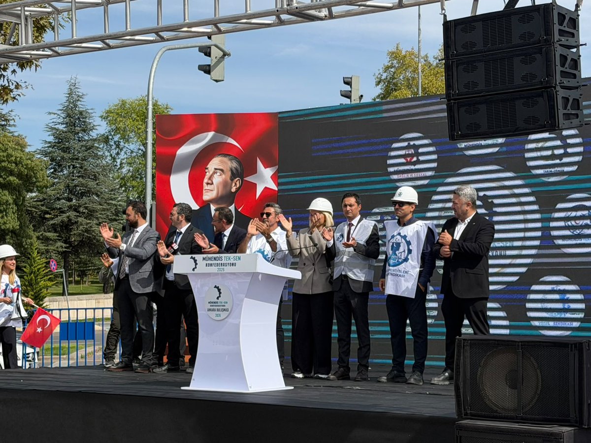 MuhTekBayindir's tweet photo. Kamu Mühendislerinden Ankara’da Güçlü Ses! 📢

Bugün, Mühendis Tek-Sen Konfederasyonu çatısı altında, Türkiye’nin dört bir yanından gelen kamu mühendisleri olarak Ankara Anıtpark’ta buluştuk. 🤝

Mesleğimizin itibarına, emeğimizin değerine ve geleceğimize sahip çıkmak; yıllardır çözüm bekleyen mali ve özlük haklarımızı bir kez daha güçlü bir şekilde dile getirmek için sahadaydık.

Ülkemizin dört bir yanında projelendiren, denetleyen, üreten, imza atan ve büyük bir mesleki sorumluluk üstlenen kamu mühendisleri olarak ayrıcalık değil; emeğimizin ve sorumluluğumuzun karşılığını istiyoruz.

Bugün Anıtpark’tan yükselen ses, yalnızca meydanı dolduran meslektaşlarımızın değil; Türkiye’nin her köşesinde kamu hizmeti üreten mühendislerin ortak sesiydi.

Taşıdığımız sorumluluğun, ortaya koyduğumuz emeğin ve ülkemize kattığımız değerin karşılığını alana kadar haklı mücadelemizi kararlılıkla sürdüreceğiz.

Mesleğimiz için, emeğimiz için, geleceğimiz için omuz omuzayız! ✨️🇹🇷

#KamuMühendisleri
#MühendisTekSen
#Anıtpark
#ÖzlükHakları
#Meslekiİtibar
#EmeğimizinKarşılığı

@MuhTekSen_Konf
@MuhTekBuro 
@MuhTekTrmOrmn 
@MuhTekBayindir 
@MuhTekYerelYntm 
@muhteksenkultur 
@MuhTekSenSagSos 
@KaMuhEnerjiSen 
@MuhTekSenUlasim