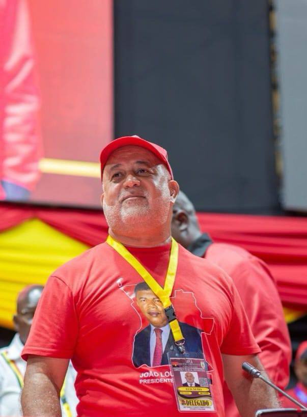 cesarchiyaya's tweet photo. LUÍS NUNES REELEITO COM 99.9%

Luís Nunes, governador  e 1• secretário do MPLA em Luanda, concorreu sozinho pela sua própria sucessão e venceu com 99.9% contra ele próprio….

————————————————
“E até lá, estou-me nas tintas”. https://t.co/pfXoupjtmR