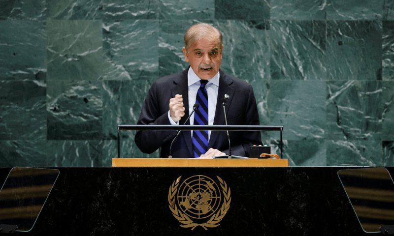 IzadiFoad's tweet photo. دیروز اتفاق افتاد:

۱- حضور عاصم منیر، فرمانده ارتش پاکستان در پایتخت سعودی برای طراحی نظامی علیه #یمن.

۲- لفاظی شهباز شریف، نخست‌وزیر پاکستان علیه یمن در سخنرانی سازمان ملل.

۳- شرکت مقامات ارشد کشور در جشن سفارت سعودی.

دیپلماسی خوب است، به شرط اینکه در تشخیص دوست و دشمن اشتباه نکنیم. دولت فعلی پاکستان منصوب آمریکا است. جنگ سعودی علیه یمن تاکنون بیش از ۳۷۰ هزار کشته داده است.