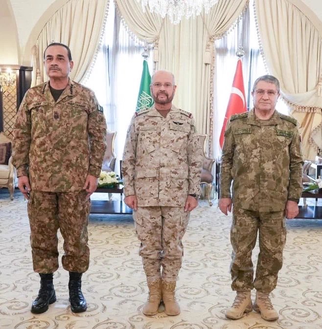 IzadiFoad's tweet photo. دیروز اتفاق افتاد:

۱- حضور عاصم منیر، فرمانده ارتش پاکستان در پایتخت سعودی برای طراحی نظامی علیه #یمن.

۲- لفاظی شهباز شریف، نخست‌وزیر پاکستان علیه یمن در سخنرانی سازمان ملل.

۳- شرکت مقامات ارشد کشور در جشن سفارت سعودی.

دیپلماسی خوب است، به شرط اینکه در تشخیص دوست و دشمن اشتباه نکنیم. دولت فعلی پاکستان منصوب آمریکا است. جنگ سعودی علیه یمن تاکنون بیش از ۳۷۰ هزار کشته داده است.