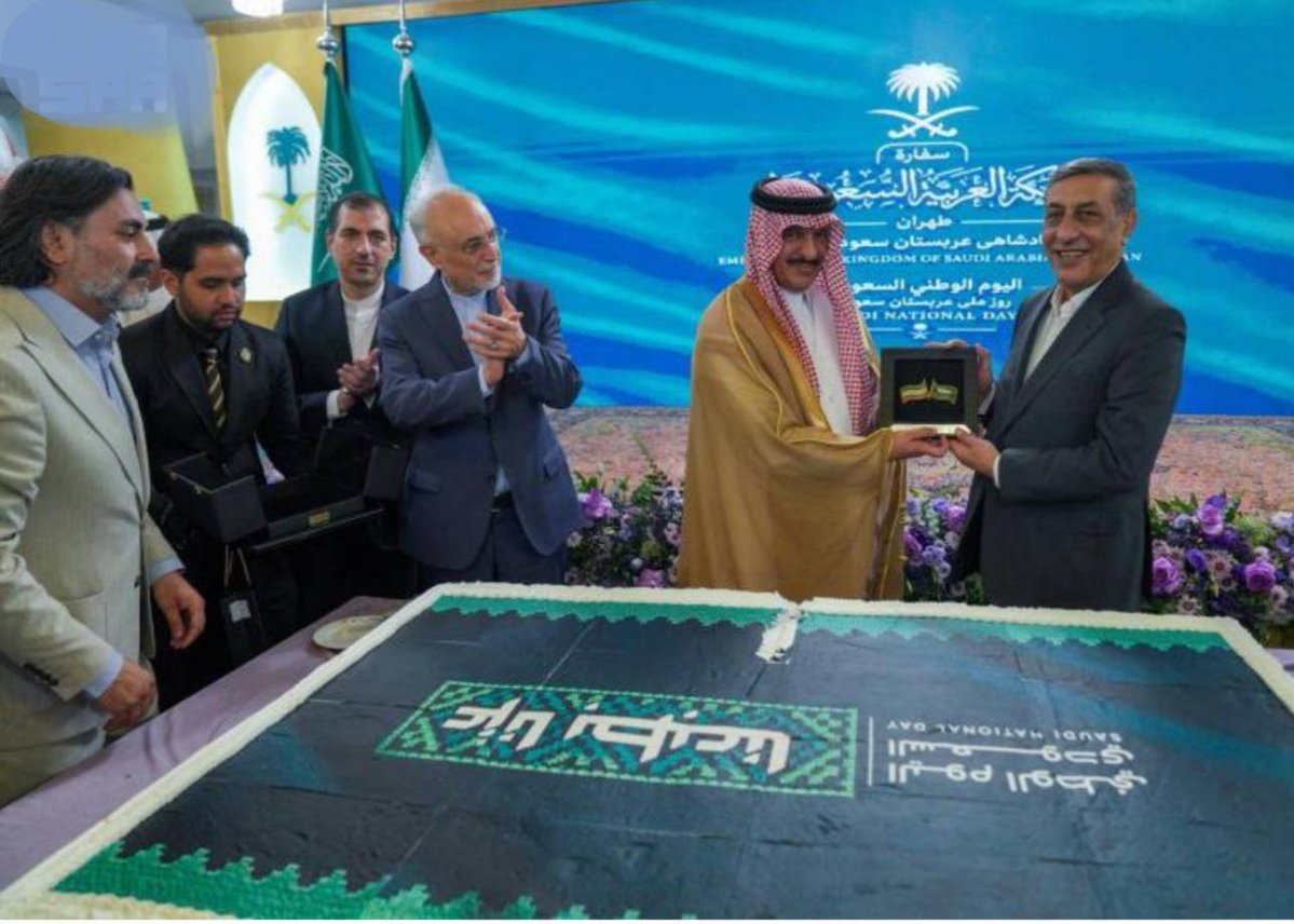 IzadiFoad's tweet photo. دیروز اتفاق افتاد:

۱- حضور عاصم منیر، فرمانده ارتش پاکستان در پایتخت سعودی برای طراحی نظامی علیه #یمن.

۲- لفاظی شهباز شریف، نخست‌وزیر پاکستان علیه یمن در سخنرانی سازمان ملل.

۳- شرکت مقامات ارشد کشور در جشن سفارت سعودی.

دیپلماسی خوب است، به شرط اینکه در تشخیص دوست و دشمن اشتباه نکنیم. دولت فعلی پاکستان منصوب آمریکا است. جنگ سعودی علیه یمن تاکنون بیش از ۳۷۰ هزار کشته داده است.
