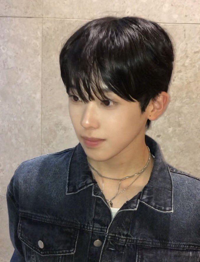 BYZPLNkai's tweet photo. 이건 ㄹㅇ 모드하우스의 미감의 문제가 맞아
양경호도 데뷔전이 훨씬 좋고 완전 마초킹 https://t.co/RWsB9I3o0k