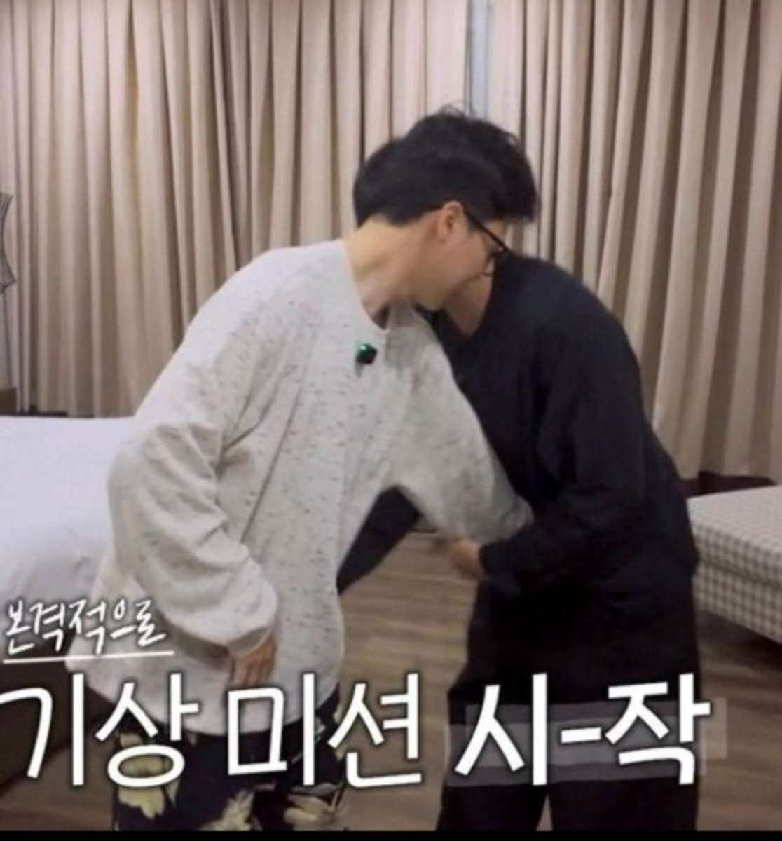 kissinluna's tweet photo. ????? whatever this was https://t.co/SLLzEeAMbA