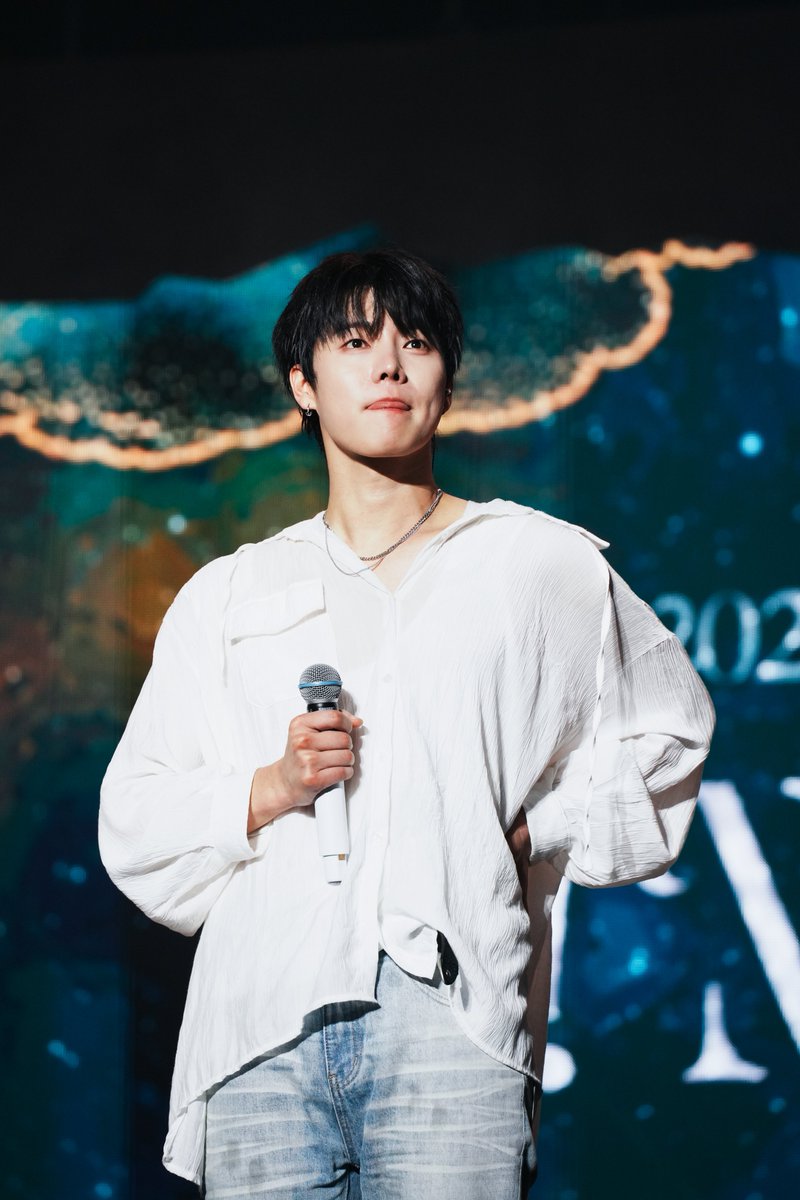 anlin860711's tweet photo. 2026 ONEWE 6th Live Concert
'O! NEW E!volution ⅤI’ - DAY2
白色襯衫超仙🧚♂️
但舌頭很不安份(?)😛
#YONGHOON #용훈
#원위
#O_NEW_Evolution_VI
#ONEWE_6th_Live_Concert
#O_NEW_Evolution https://t.co/Yi1muOc07Q
