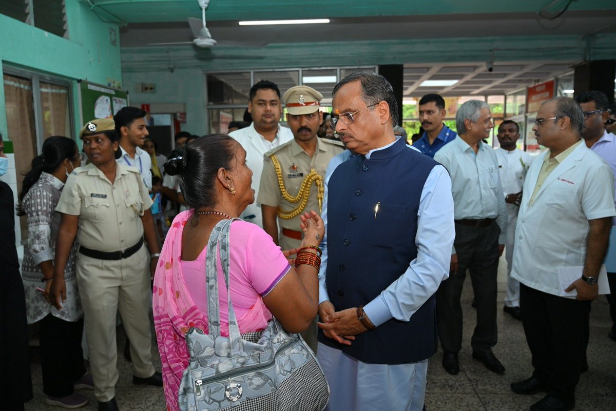LG_ANI_DrDinesh's tweet photo. आज जी.बी. पंत अस्पताल, श्री विजयपुरम का दौरा कर चिकित्सा सुविधाओं, व्यवस्थाओं एवं अन्य प्रबंधों की समीक्षा की। इस दौरान ओ.पी.डी. में उपस्थित मरीजों से मुलाकात कर उनके द्वारा बताई गई असुविधाओं एवं कठिनाइयों की समीक्षा की। फार्मेसी काउंटर का भी निरीक्षण किया, रोज़मर्रा में उपयोग होने वाली आवश्यक दवाओं का पर्याप्त स्टॉक रखने के निर्देश दिए, ताकि मरीजों को दवाओं के लिए बाहरी बाजार पर निर्भर न रहना पड़े। साथ ही, मरीजों को सस्ती एवं आवश्यक दवाएं उपलब्ध कराने के उद्देश्य से जन औषधि केंद्र को शीघ्र पुनः क्रियाशील करने तथा इसके नियमित और प्रभावी संचालन को सुनिश्चित करने को कहा ।
इस अवसर पर आयुक्त सह सचिव श्री सचिन शिंदे जी, सचिव श्रीमती वंदना राव जी, जिला उपायुक्त श्रीमती पल्लवी सरकार जी, संयुक्त सचिव श्री निलेश जी, निदेशक स्वास्थ्य सेवा डॉक्टर सिद्धा राजू जी, निदेशक एनिम्स डॉo मुकेश त्रिपाठी जी एवं वरिष्ठ चिकित्साकगण उपस्थित रहे।
@VPIndia @PMOIndia @HMOIndia @MoHFW_INDIA @moayush @MinOfCooperatn @MinofCulture @tourismgoi @MoRD_GoI @PibHomeAffairs @PIB_India