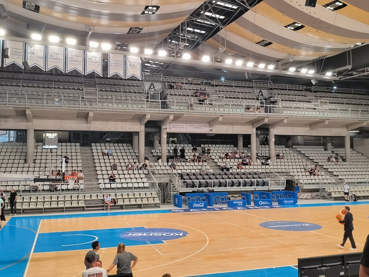 lucentumblog's tweet photo. 27 temporadas abonado y aquí estamos empezando otra temporada con ilusión 🏀 @FundLucentum

9 ACB
12 LEB Oro/Primera FEB
5 LEB Plata
1 Primera Nacional https://t.co/jPMoRXyHqd