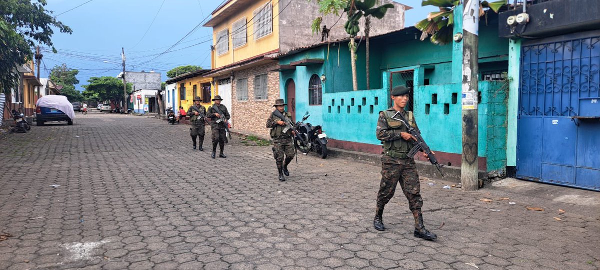 Ejercito_GT's tweet photo. ¡Reafirmamos nuestro compromiso de velar por tu seguridad! 🫡🇬🇹

Cuarta Brigada de Infantería “GJRB”realiza patrullajes en la aldea El Arenal del municipio de La Democracia, #Escuintla, garantizando tranquilidad a los guatemaltecos.

#EjércitoGT
#EstamosCumpliendo https://t.co/FdMeVY4SBR