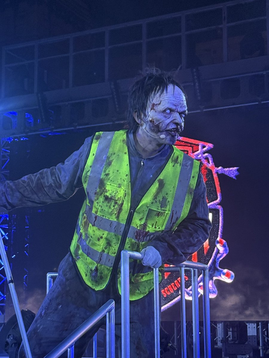 light8156's tweet photo. ハロウィーン・ホラー・ナイト・アカデミー〜絶叫の１５年〜

ホラー・ナイト・アカデミー
前説の用務員さん🧹

凄く良いキャラクターで🧟‍♂️
みんなから好かれそうな性格ですね🤗

#USJファン #USJハロウィーン https://t.co/OkOrRONCnQ