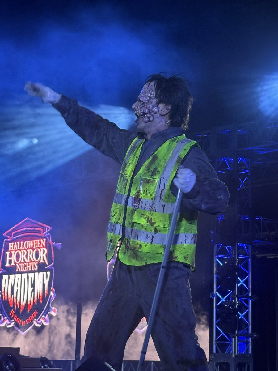 light8156's tweet photo. ハロウィーン・ホラー・ナイト・アカデミー〜絶叫の１５年〜

ホラー・ナイト・アカデミー
前説の用務員さん🧹

凄く良いキャラクターで🧟‍♂️
みんなから好かれそうな性格ですね🤗

#USJファン #USJハロウィーン https://t.co/OkOrRONCnQ