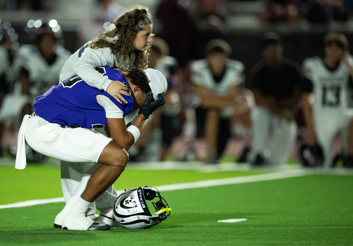 yesanothertweet's tweet photo. Prayers got out to the entire @MillenniumFB family. Two teams came together to give each other support through this scary moment. #azpreps #azprepfootball #highschoolfootball
@JUSTCHILLY
@gridironarizona https://t.co/zlur7p149q