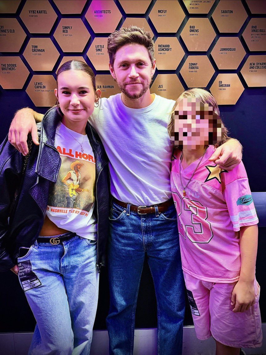 1Dnews_Control's tweet photo. ๐งก Niall backstage with his stylistโs children ๐ฅฐ
#NiallHoran #DinnerPartyOnTour #DPLOTManchester
๐ธ tonyasrobbie https://t.co/PYz8NIRyjl