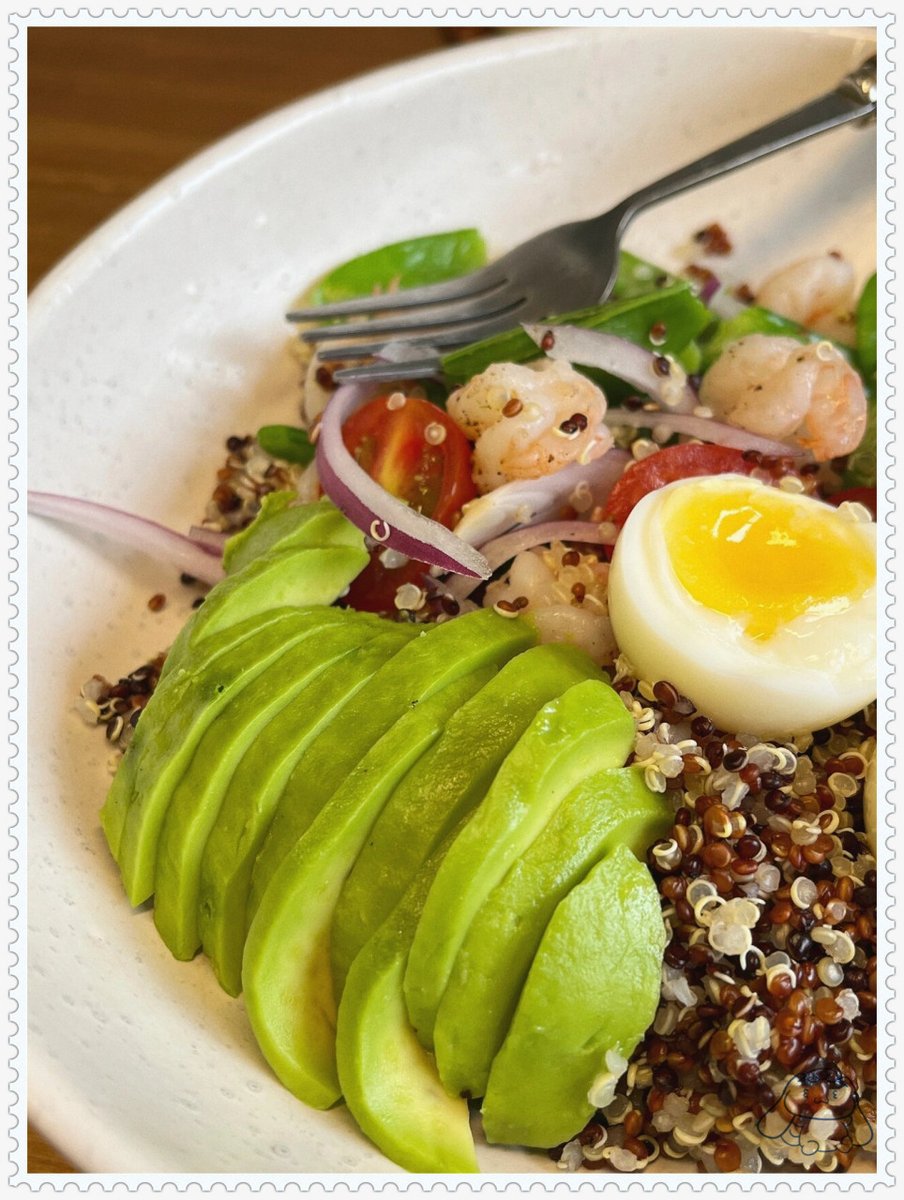 aliseparkiwlf's tweet photo. Hoy comí una ensalada fresca con aguacate, tomate y quinoa, ligera y deliciosa para la jornada. https://t.co/TKUt3uvoJi