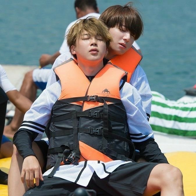 koomiblue's tweet photo. im still thinking abt these two jikook pics https://t.co/UXh7QSsVMB