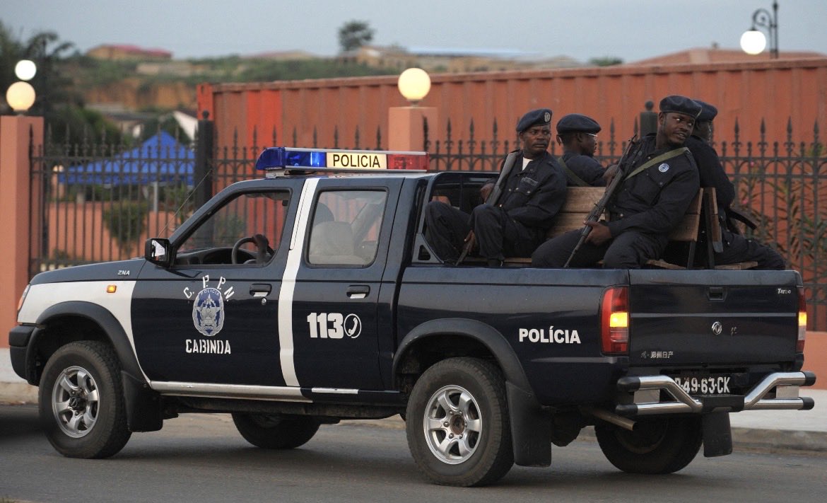 Julia4494319032's tweet photo. Em Cabinda, um homem de 35 anos foi detido por se fazer passar por agente da Polícia e, segundo as autoridades, praticar actos de extorsão. 🚨 Situação séria e que mostra a importância de confirmar sempre a identidade de quem se apresenta como autoridade.
#Cabinda #Angola https://t.co/gDsk81QnEu