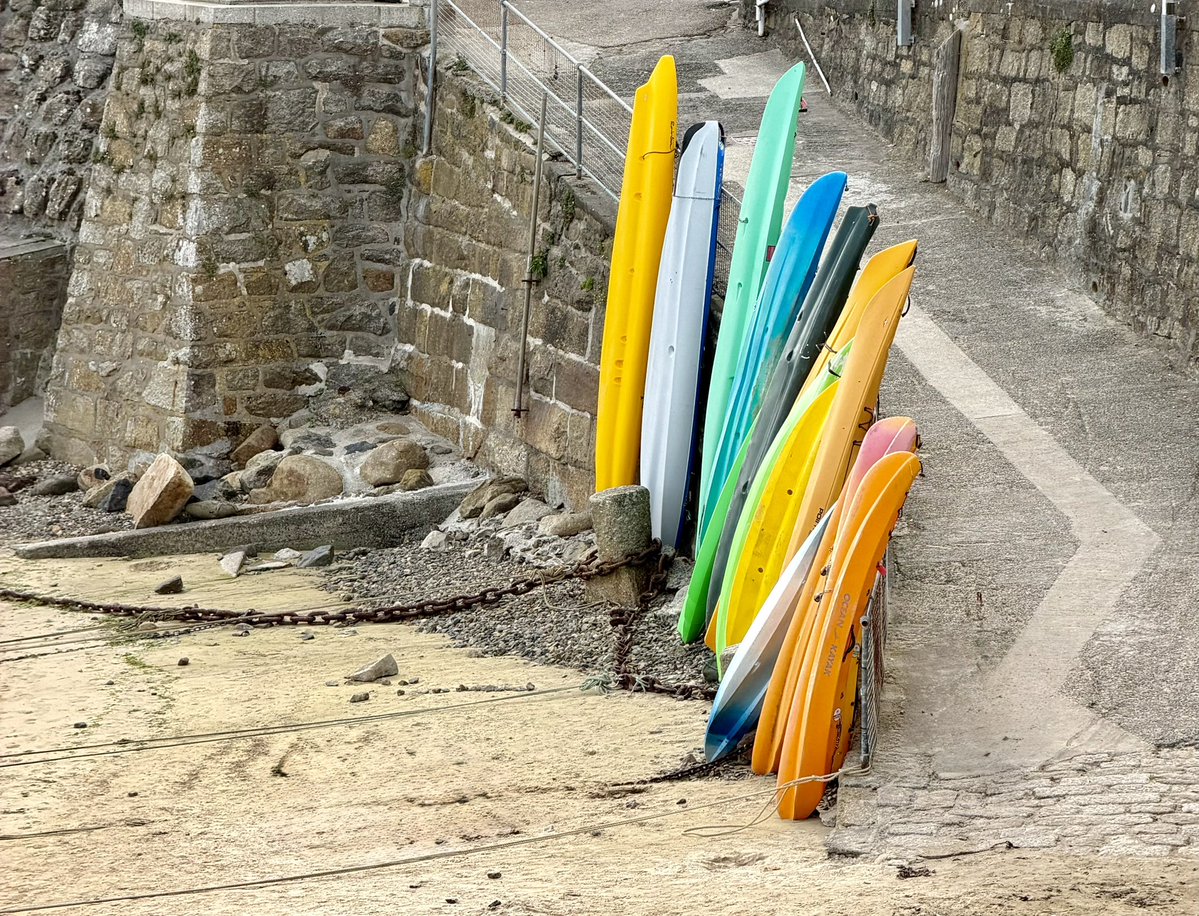 LizzieHelenMay's tweet photo. @DailyPicTheme2 #DailyPictureTheme #UpliftingColours beach life Mousehole https://t.co/yWziRFppUY