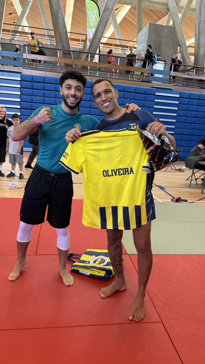 kamotiqemir's tweet photo. charles oliveira ve bir taraftarımız.. https://t.co/NkydmNSnhk