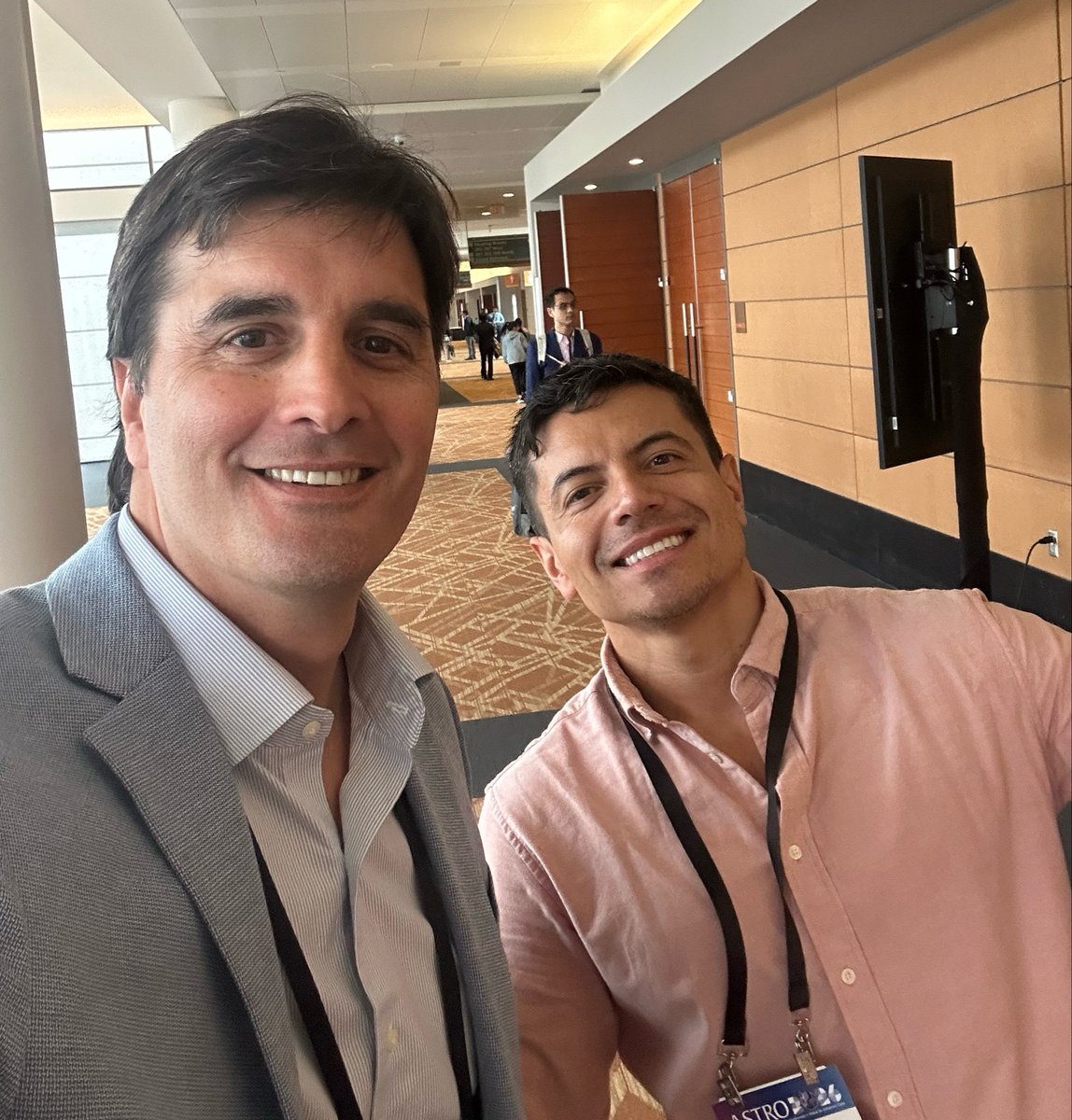 barrosonco's tweet photo. #ASTRO26 @ASTRO_org 
Selfie 3-4
@hletelier 🇨🇱
@RadioOncologia 🇨🇦🇧🇷
Not ⚽️ just ☢️ https://t.co/zblmQhxkby