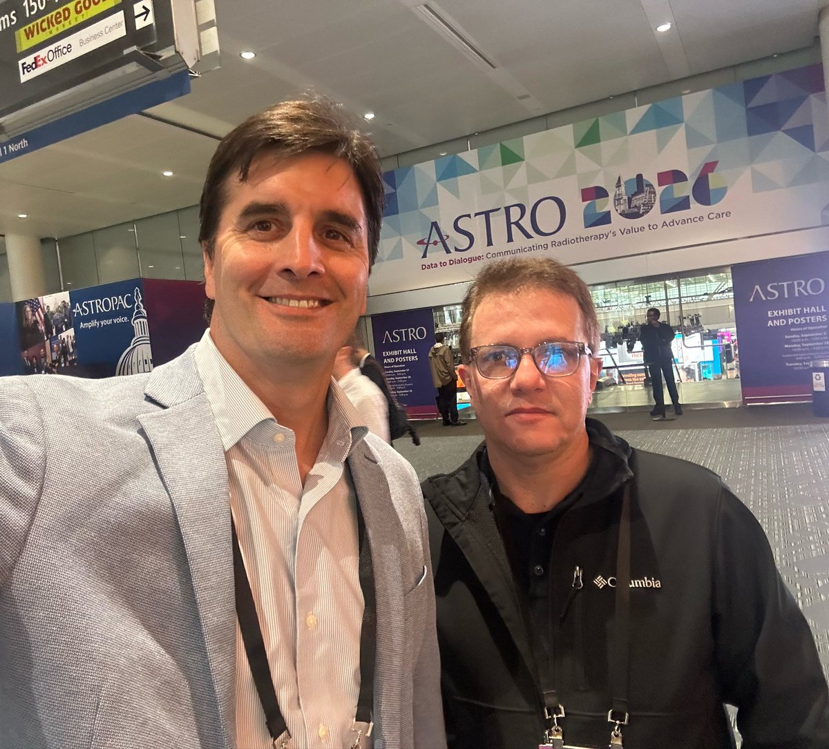 barrosonco's tweet photo. #ASTRO26 @ASTRO_org 
Selfie 3-4
@hletelier 🇨🇱
@RadioOncologia 🇨🇦🇧🇷
Not ⚽️ just ☢️ https://t.co/zblmQhxkby