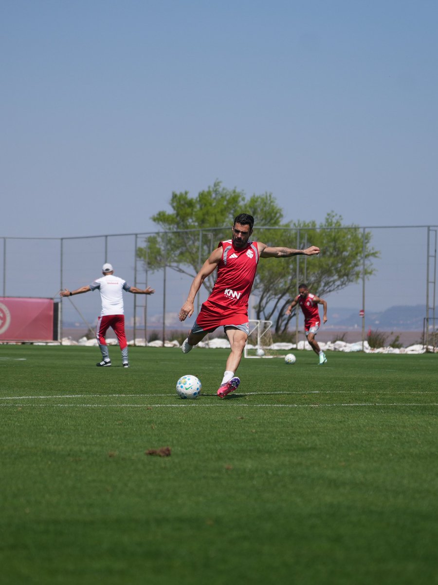 SCInternacional's tweet photo. Treinador Eduardo Baptista concluiu a primeira semana de treinos no comando colorado. ☑️💪🏽 https://t.co/yiGvzUYHVH