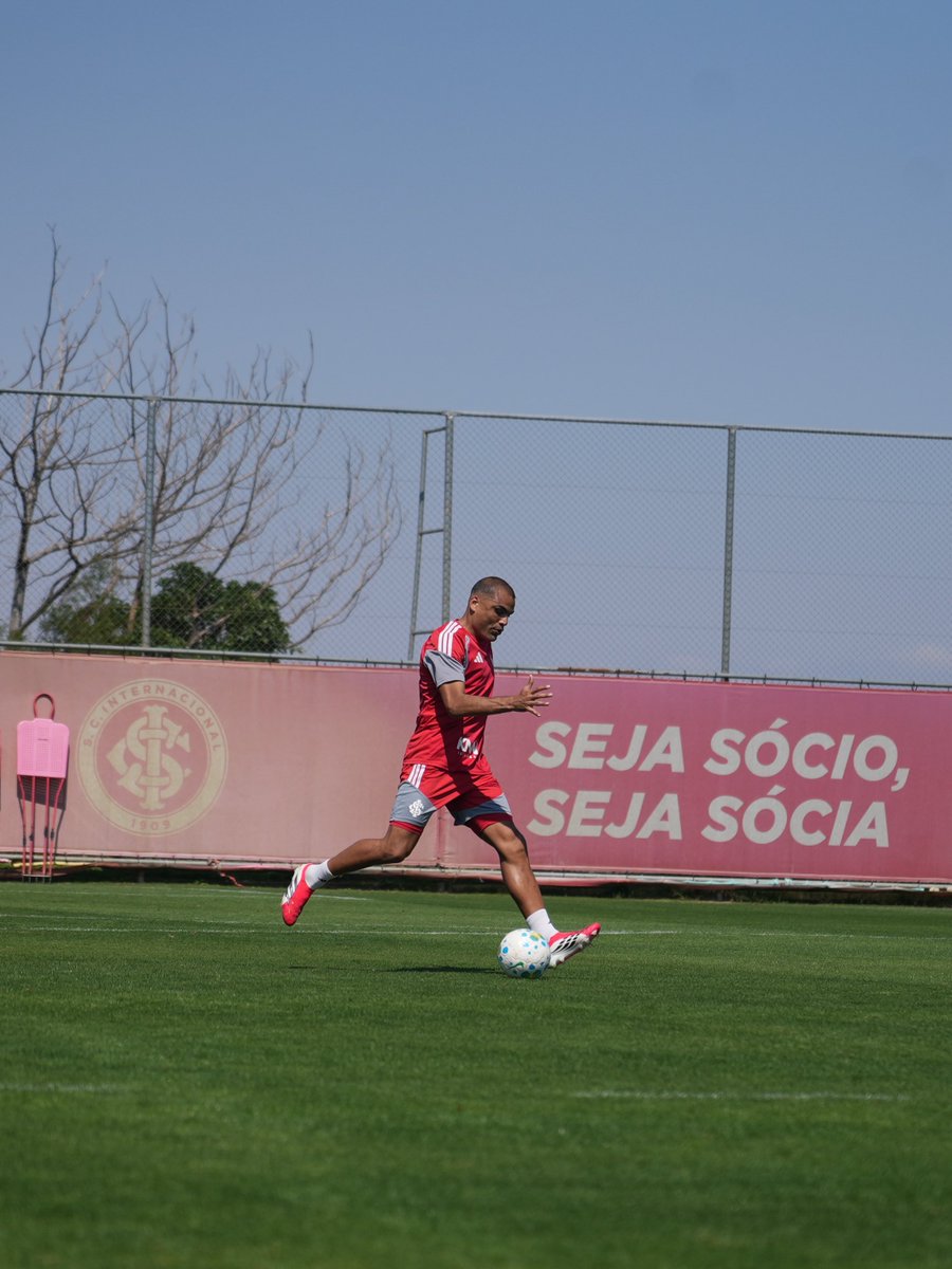 SCInternacional's tweet photo. Treinador Eduardo Baptista concluiu a primeira semana de treinos no comando colorado. ☑️💪🏽 https://t.co/yiGvzUYHVH