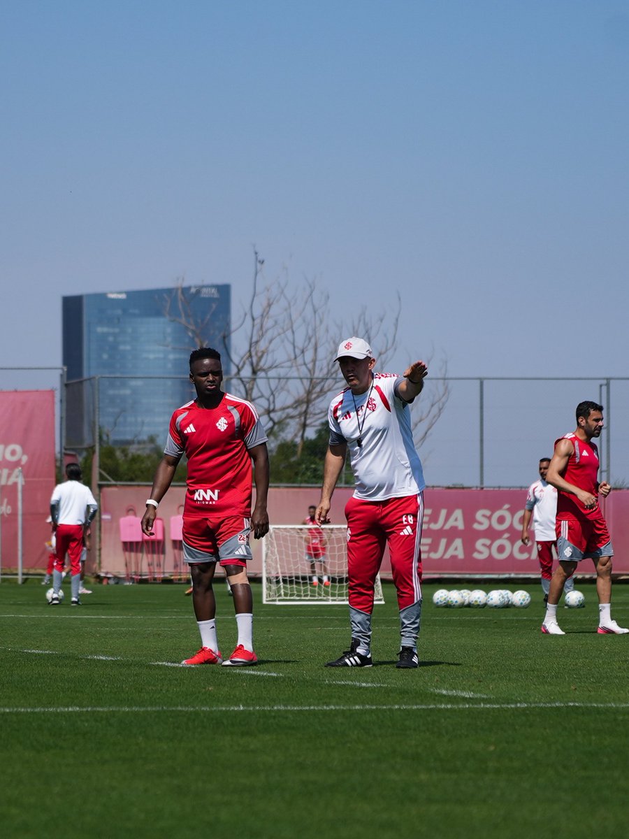 SCInternacional's tweet photo. Treinador Eduardo Baptista concluiu a primeira semana de treinos no comando colorado. ☑️💪🏽 https://t.co/yiGvzUYHVH