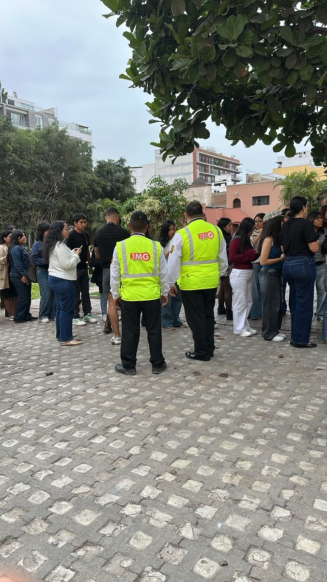 Moon_Ale13's tweet photo. Están botando a las chicas que tiene reserva para más tarde y quieren entrar antes vinieron los de seguridad 

Créditos:Yossy

#BTS_WORLDTOUR_ARİRANG https://t.co/VlWiDhgKCX