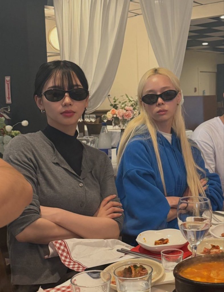 alienmyang's tweet photo. you can kinda tell who’s gonna end up being the strict mum and who’s gonna be the fun mum https://t.co/xhMTdMV5c0
