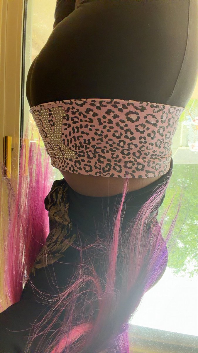 undeadlycat's tweet photo. he loves when I’m in leggings ˚ʚ♡ɞ˚ https://t.co/pSVmHsnzae