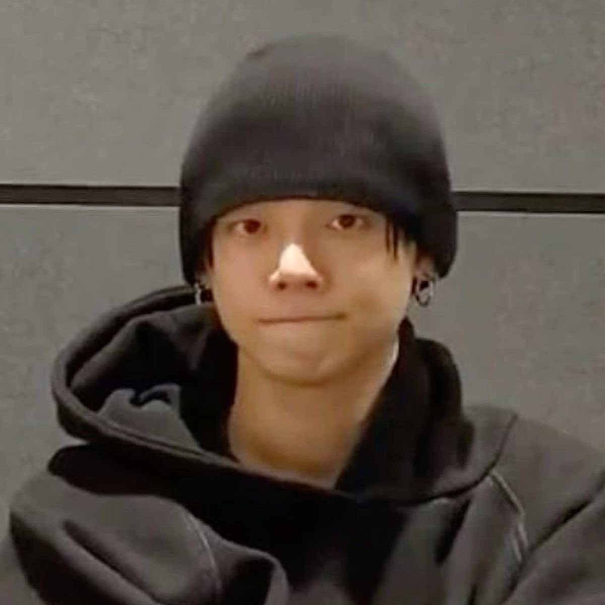 wonyawnzzn's tweet photo. his beanie blocks any thoughts from entering his head😭😭😭😭😭 https://t.co/FsWWzlCNag