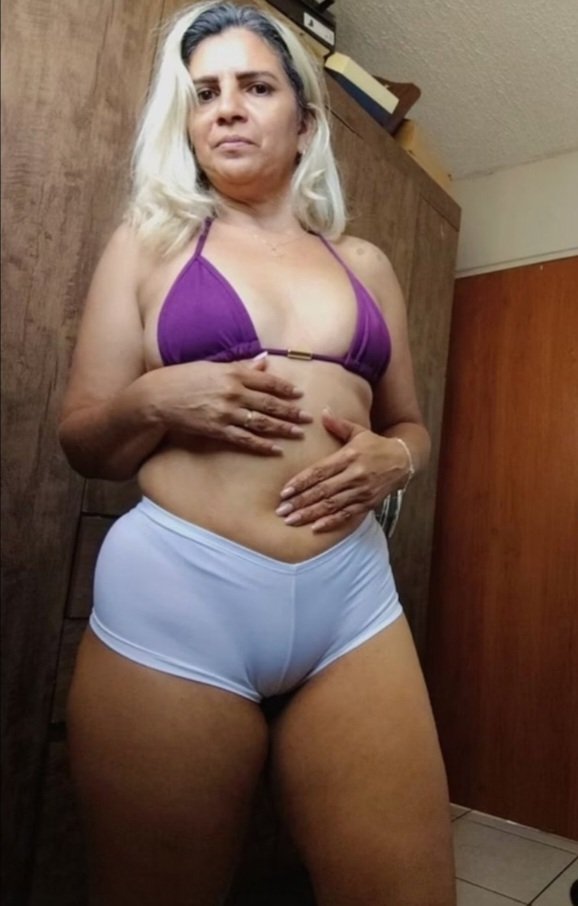 Divorciadocuck's tweet photo. Essa loira com certeza é uma puta chifradeira, que buceta enorme https://t.co/EsQSakxYoK