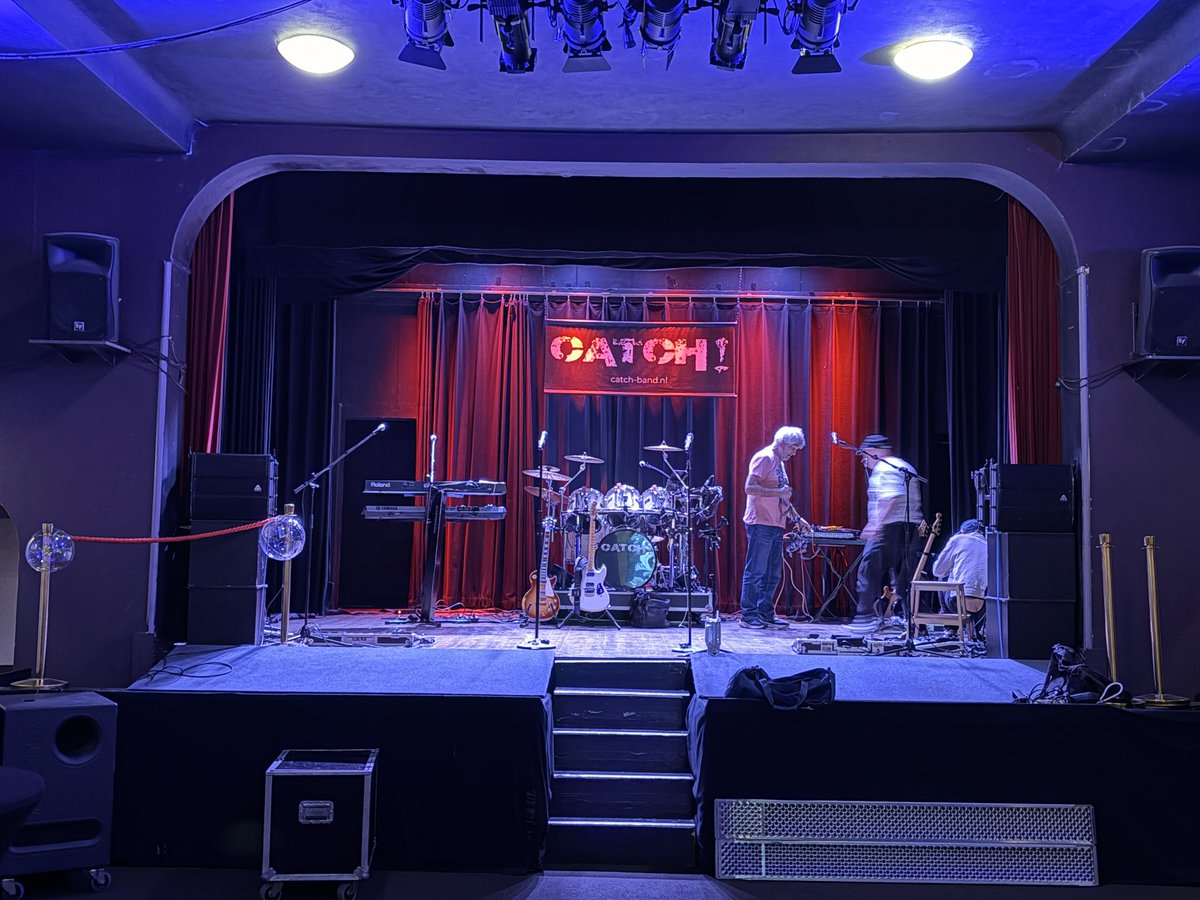RowdyBass666's tweet photo. Opbouwen. Soundcheck. Eten. Spelen. Afbreken.
#workworkwork #Catch ! #Guitarparadise https://t.co/LTwhNq5gFh