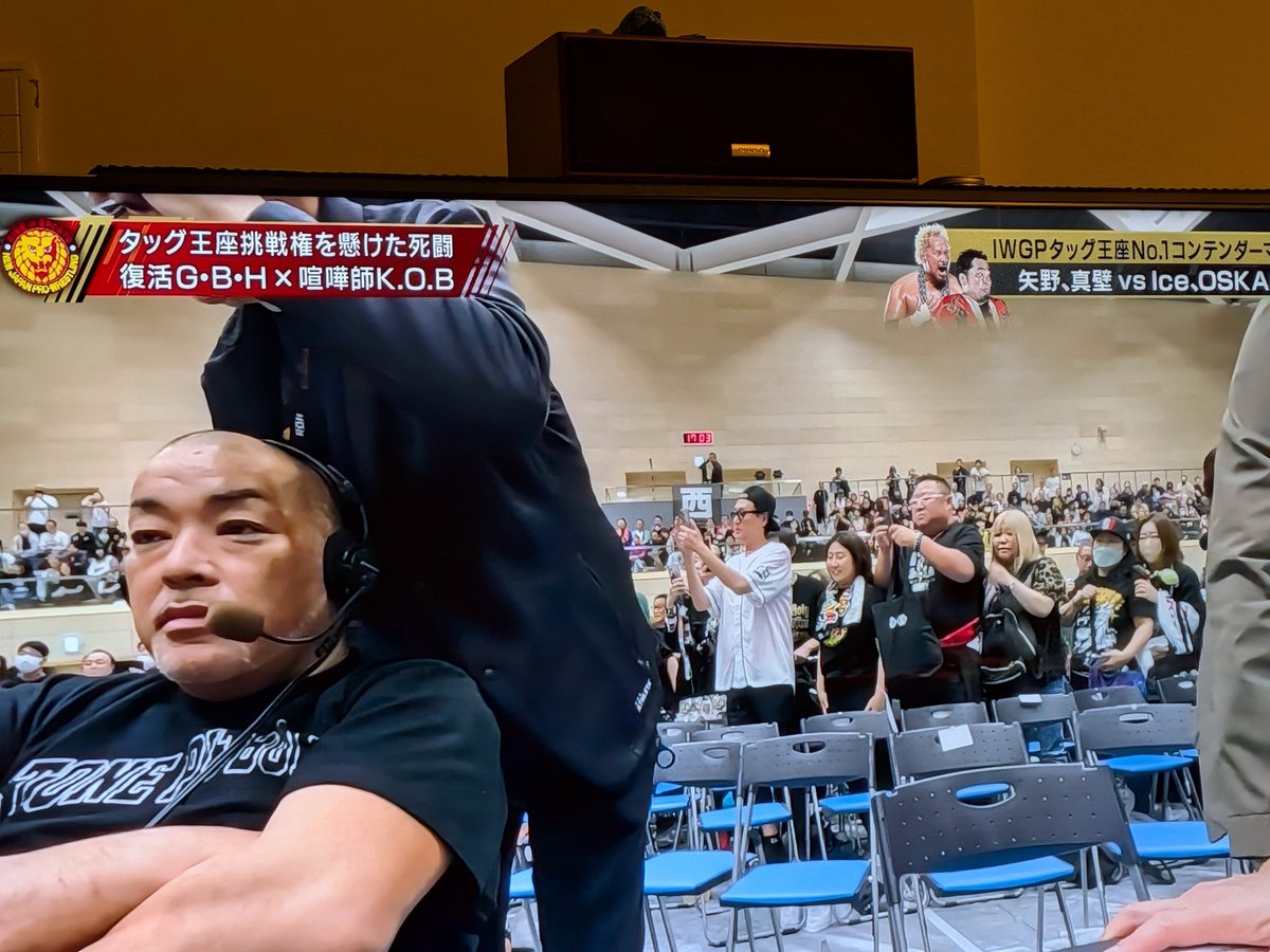 tabatay_5ch's tweet photo. 放送席が破壊されてモニターやマイクが吹っ飛んたのに、微動だにしないゲストの石井智宏選手。

#ワールドプロレスリング https://t.co/ZSFwUfZvdw
