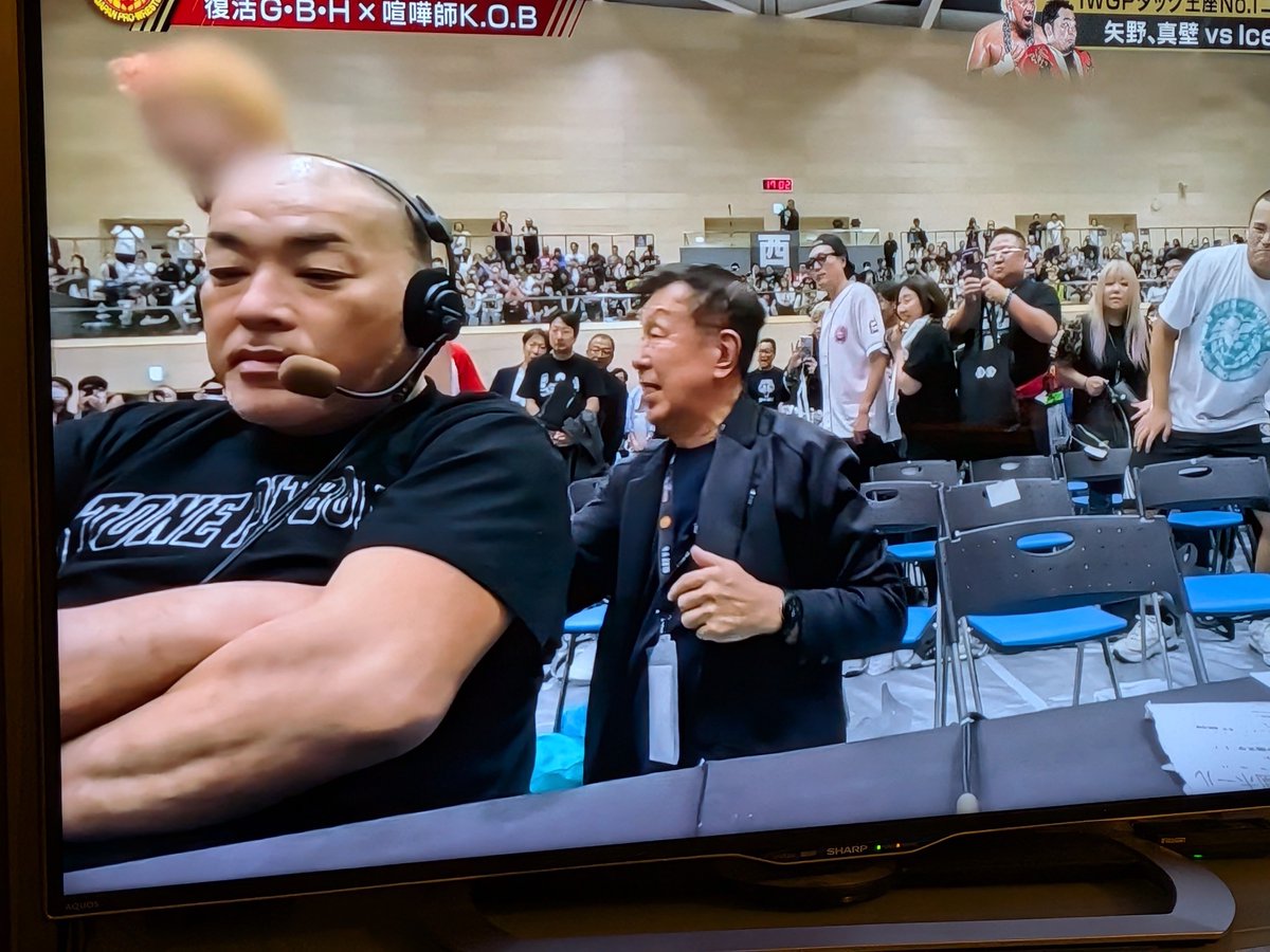 tabatay_5ch's tweet photo. 放送席が破壊されてモニターやマイクが吹っ飛んたのに、微動だにしないゲストの石井智宏選手。

#ワールドプロレスリング https://t.co/ZSFwUfZvdw