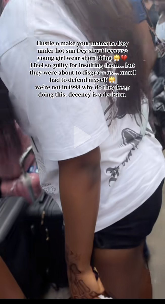 itz_taser's tweet photo. See what someone wore to the market today.

I’m just happy I was raised in the north, you can’t wear this and even leave your house with it talk more of market. https://t.co/kVYFW0U9Ko