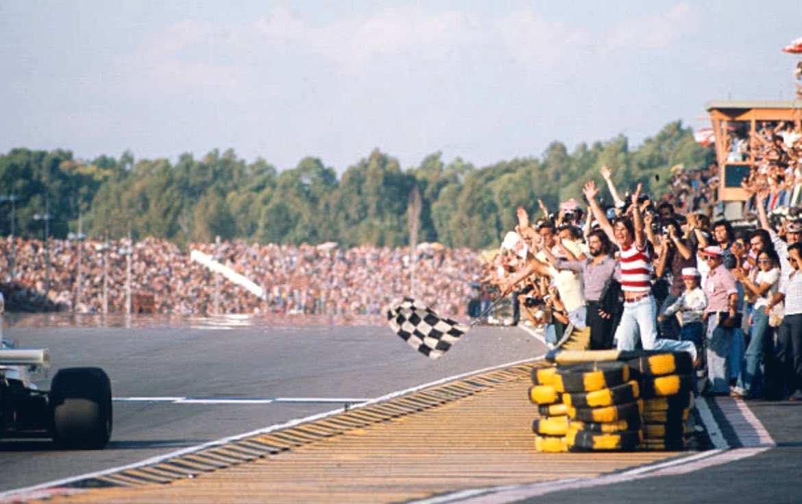culturef1_'s tweet photo. 1975 Grand Prix of Argentina 🇦🇷

Delighted home crowd for the third position of Carlos Reutemann 🏁

#f1 #Formula1 https://t.co/6FeHW1MI5z