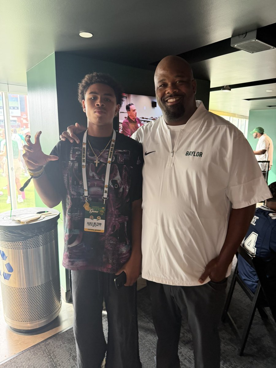 alekx_b24's tweet photo. I am excited to say that i have received my 4th D1 offer from the university of Baylor!! #sicembears🐻💚💛
@AppleberryBU @ahunt90 @samspiegs @SWiltfong_ @ChadSimmons_ @adamgorney @CraigHaubert @jarrettbailey12 @justinallen_13 @Coach_BCarp @RecruitingTheO @KLEINOAKFB https://t.co/FGOWJNYaZX