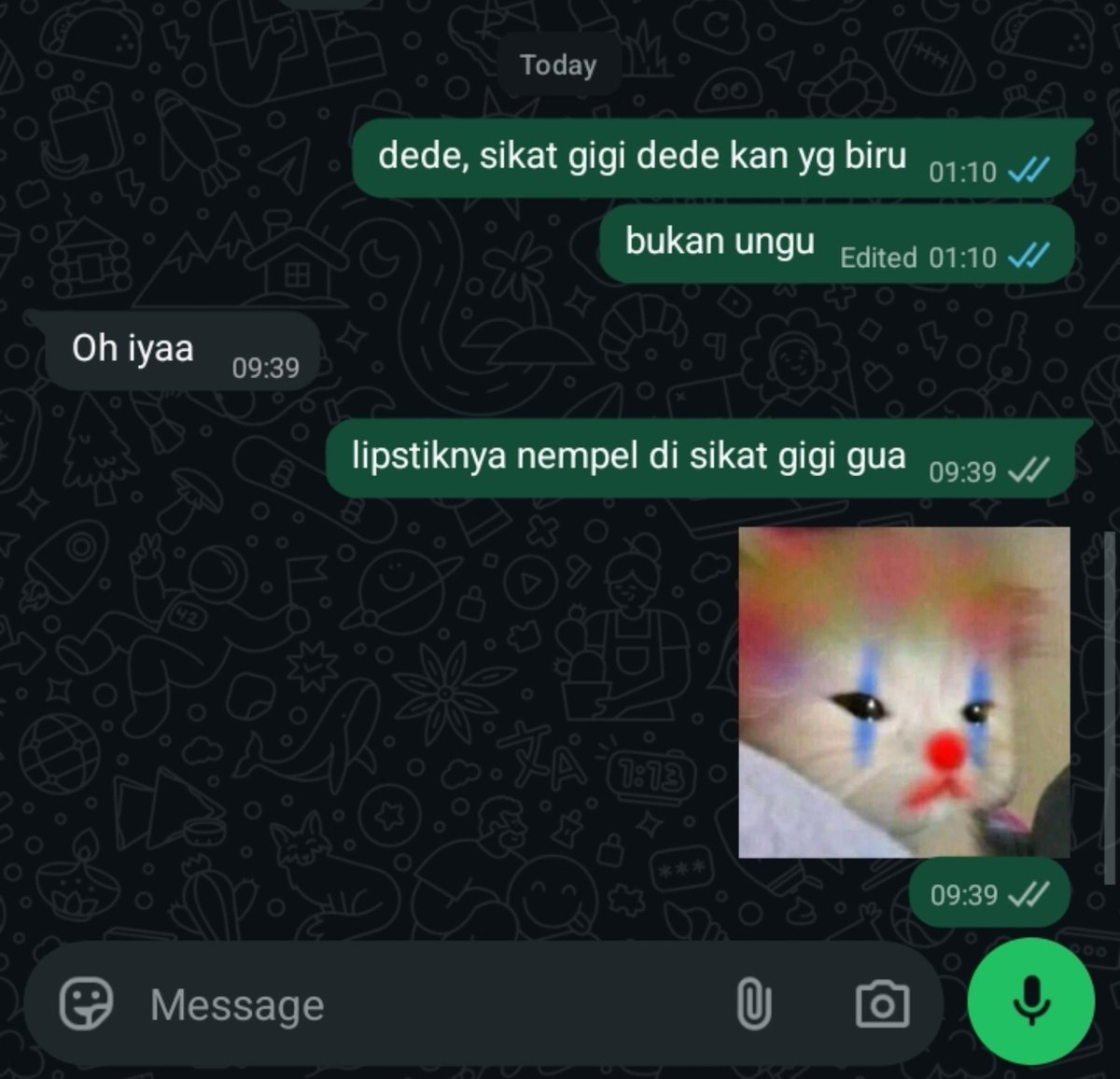 essejvice's tweet photo. heran, padahal dia sendiri yg ngatur persikat gigi-an tapi dia jg yg lupa sikat giginya warna apa. https://t.co/ArvD672RhP