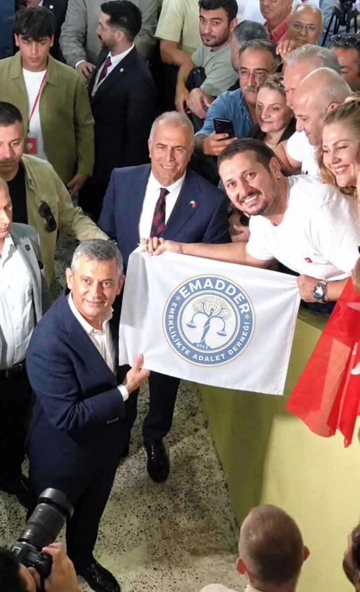 EmadDernegi's tweet photo. 🔴 EMADDER - YENİ PARTİ İZMİR SAHA ÇALIŞMASI

@yenipartiyiz
@eczozgurozel

Emeklilikte Adalet Derneği İzmir Yönetim Ekibimiz, saha çalışmaları kapsamında Yeni Parti Genel Başkanı Sayın Özgür Özel ile bir araya gelmiştir.

EMADDER’E gösterdiği ilgi için Sayın Genel Başkanımıza teşekkür ediyoruz.

EMADDER olarak adalet ve hak mücadelesini Türkiye’nin her yerinde kararlılıkla sürdüreceğiz.

Saygılarımızla,
Emeklilikte Adalet Derneği

@ATuncayOzkan
@AVBakirlioglu
@aligokcek
@alimahir
@AliyeCosar
@AliyeErsever
@AsuKaya80TBMM
@gencaskn
@aycataskent
@AyhanBarut01
@AykutKaya07
@aylinyaman_

@EmadDernegi 
#KademeliEmeklilik 
#KademeBizimHakkımız