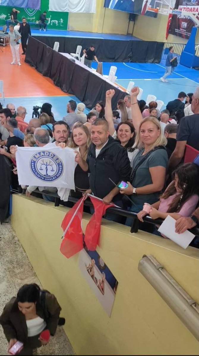 EmadDernegi's tweet photo. 🔴 EMADDER - YENİ PARTİ İZMİR SAHA ÇALIŞMASI

@yenipartiyiz
@eczozgurozel

Emeklilikte Adalet Derneği İzmir Yönetim Ekibimiz, saha çalışmaları kapsamında Yeni Parti Genel Başkanı Sayın Özgür Özel ile bir araya gelmiştir.

EMADDER’E gösterdiği ilgi için Sayın Genel Başkanımıza teşekkür ediyoruz.

EMADDER olarak adalet ve hak mücadelesini Türkiye’nin her yerinde kararlılıkla sürdüreceğiz.

Saygılarımızla,
Emeklilikte Adalet Derneği

@ATuncayOzkan
@AVBakirlioglu
@aligokcek
@alimahir
@AliyeCosar
@AliyeErsever
@AsuKaya80TBMM
@gencaskn
@aycataskent
@AyhanBarut01
@AykutKaya07
@aylinyaman_

@EmadDernegi 
#KademeliEmeklilik 
#KademeBizimHakkımız