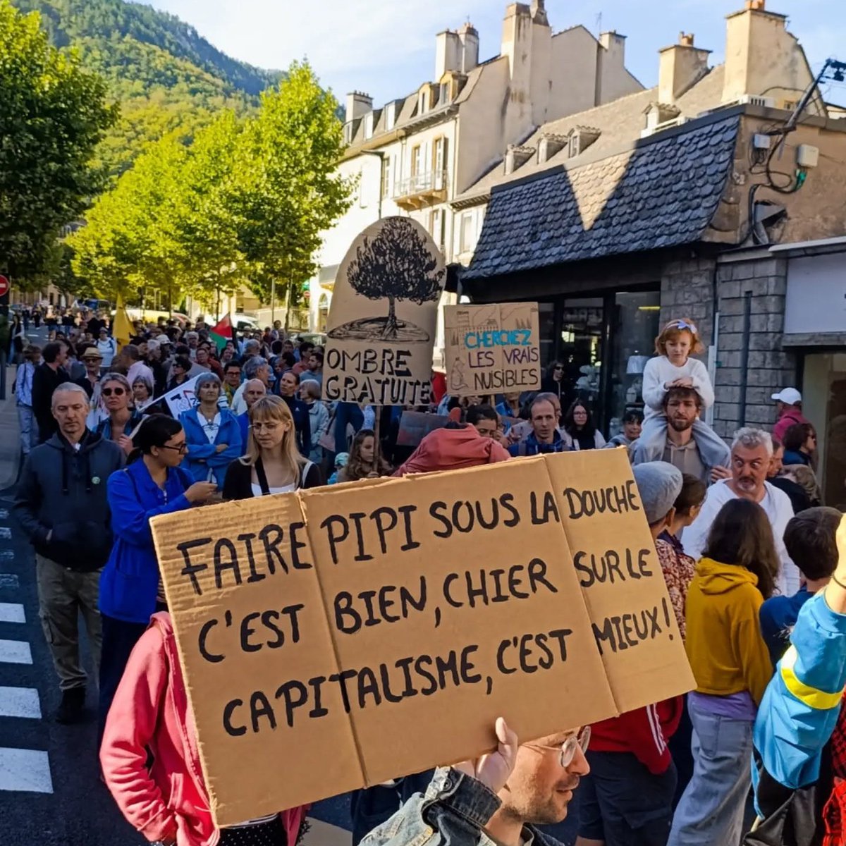 UnionpopLozere's tweet photo. Nous étions 300 à marcher ce matin à #Mende pour le #climat le #vivant la #paix et la #justicesociale !
Et plus de 100 à l'assemblée citoyenne ✊
#26septembre #Lozère
Photos © ResistancesJoyeuses Lozère https://t.co/2AcTynuM7E