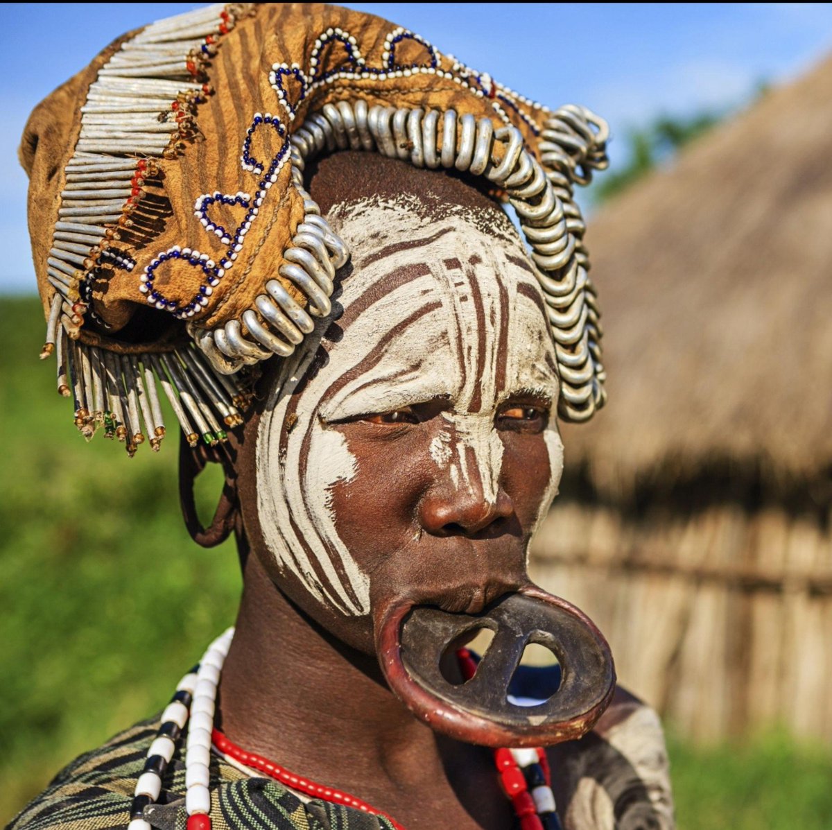 Eugine_O's tweet photo. N0.1 Mursi Lip Plates and Body Decoration πͺπΉ
#MyCulture #MyIdentity
1/8 π§΅
Imagine travelling into southwestern Ethiopia and meeting a woman whose lower lip carries a large wooden plate, while her face is decorated with intricate patterns of white and red paint.
At first, you might wonder: Why would anyone do this? The answer takes you deep into the history and identity of the Mursi people.
