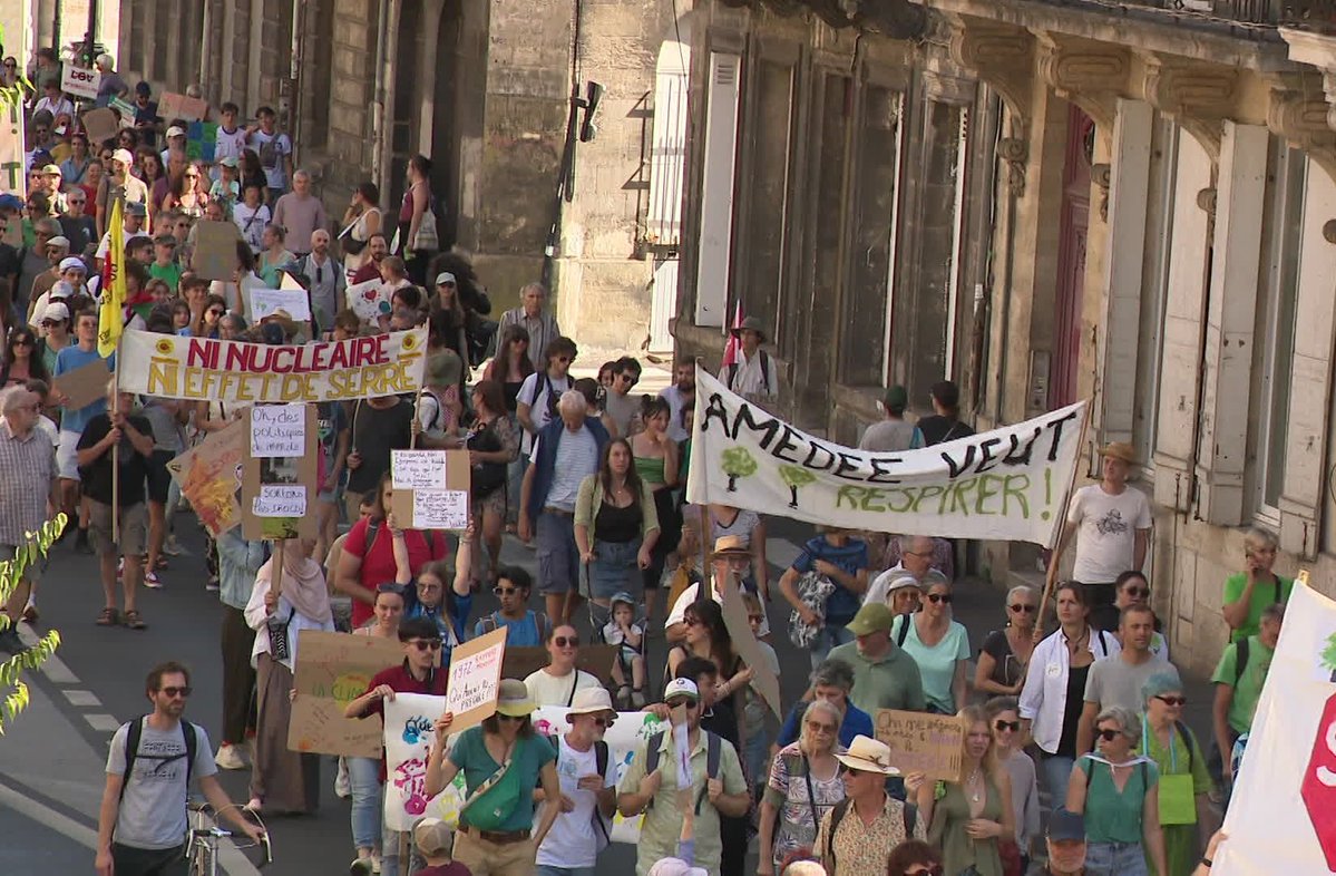 stop_thiers's tweet photo. La marche a réuni 2 500 personnes dans les rues de #Bordeaux :
victimes d'incendies, opposants aux projets XXL comme la LGV, #LeVerdon/Mer, #Parempuyre etc.
mais aussi Alerte Pesticides, la @ConfPaysanne,
le Collectif bordelais Amédée-StGermain, des Verts et beaucoup d'Insoumis ! https://t.co/NZv2JKbvOZ