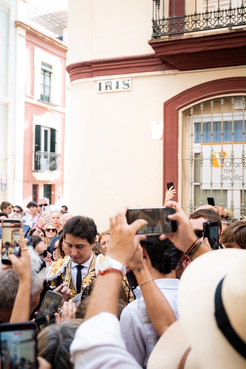 RocaRey's tweet photo. Ilusión de los aficionados sevillanos en la calle Iris. https://t.co/1l46sqKGFw