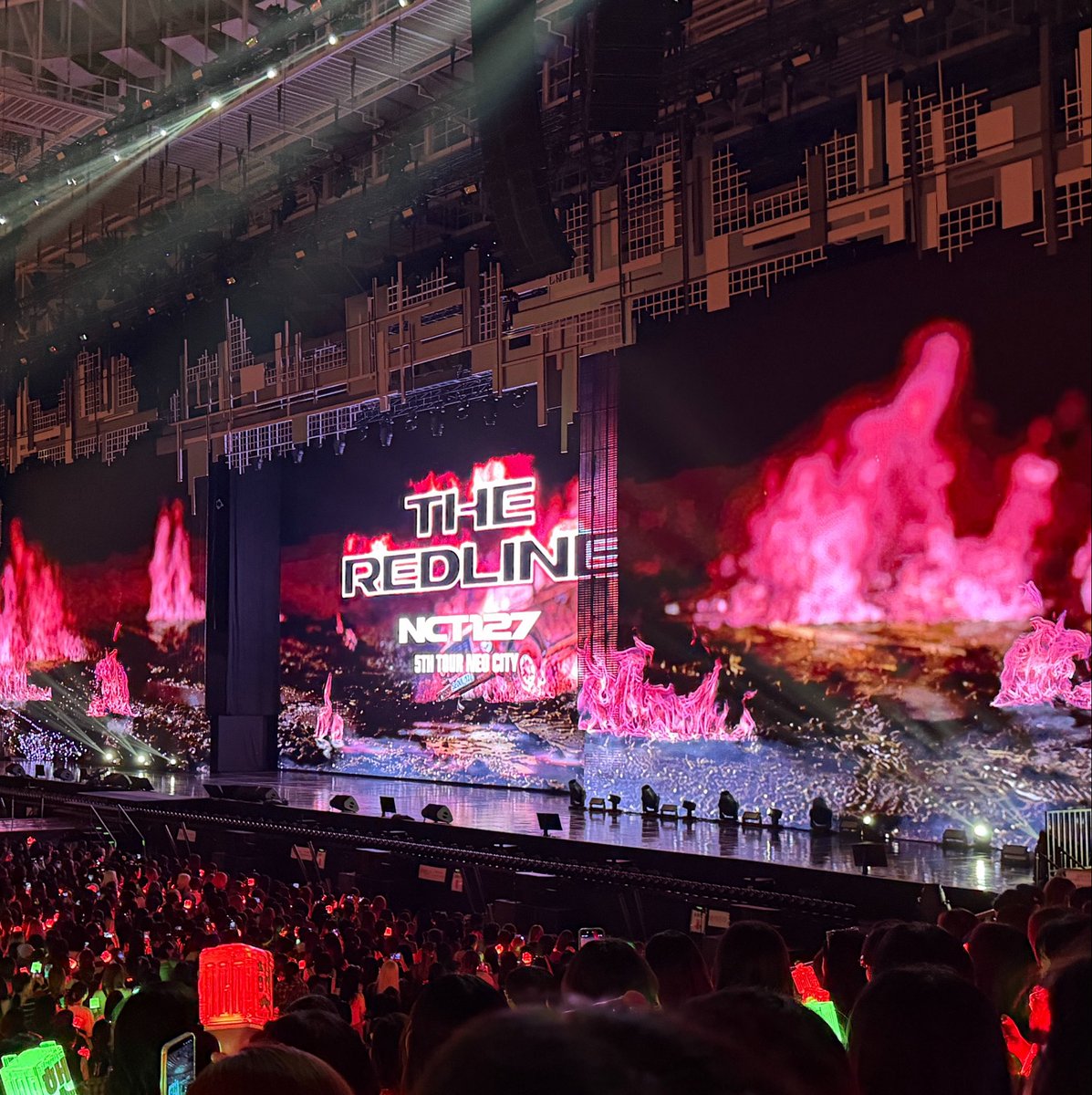 koc0_nut's tweet photo. 육억을주고도또가고싶은엔씨티127콘서트엿습니다.....
레드라인차원이달라병 언제 낫지.......... https://t.co/IyQw7cBZOA