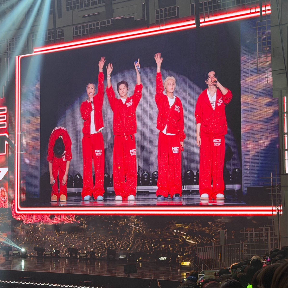 koc0_nut's tweet photo. 육억을주고도또가고싶은엔씨티127콘서트엿습니다.....
레드라인차원이달라병 언제 낫지.......... https://t.co/IyQw7cBZOA