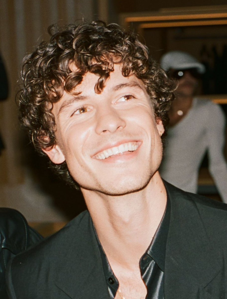 whyyoushawn's tweet photo. Shawn Mendes on film camera. https://t.co/oK0pwKhF4D