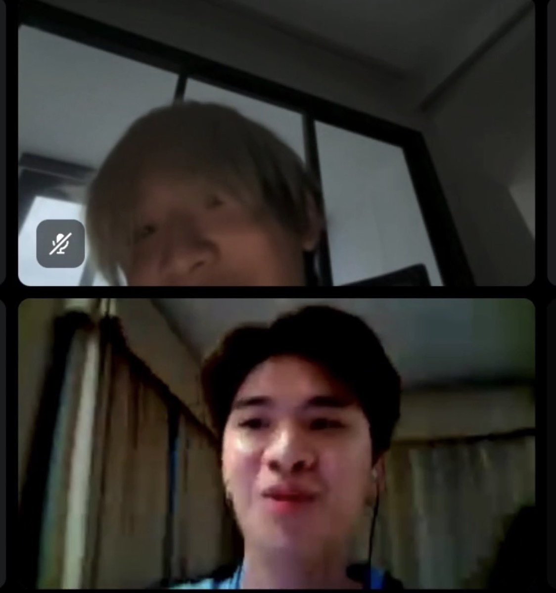 bokbakclub's tweet photo. ละยัยเน้กต้องนึกยังไงถึงหยิบทอสับมาถ่ายพี่เขาอะ แถมแอบยิ้ม ก้มหน้างุดๆอยู่หลังจอ นี่มันเหมือนพฤติกรรมเวลาเราแอบชอบใครสักคนเลย หรือว่า.... https://t.co/pLVVf7vlId