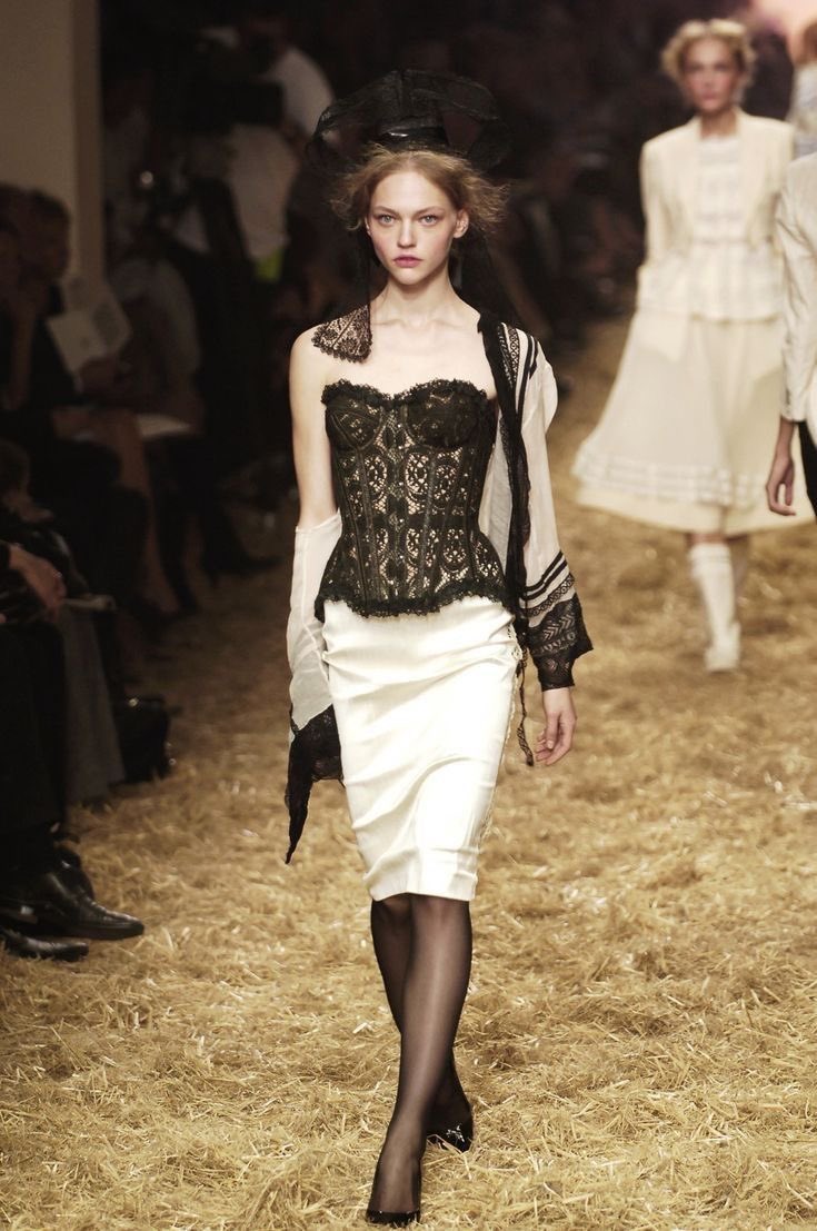 pure4ngel's tweet photo. Sasha Pivovarova @ Jean Paul Gaultier Spring/Summer 2006 https://t.co/3YZsbiPbV7