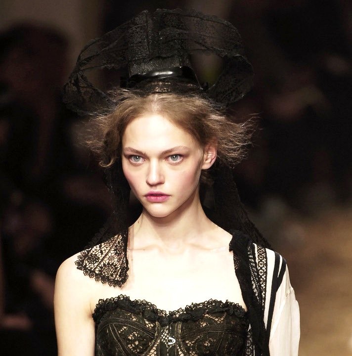 pure4ngel's tweet photo. Sasha Pivovarova @ Jean Paul Gaultier Spring/Summer 2006 https://t.co/3YZsbiPbV7